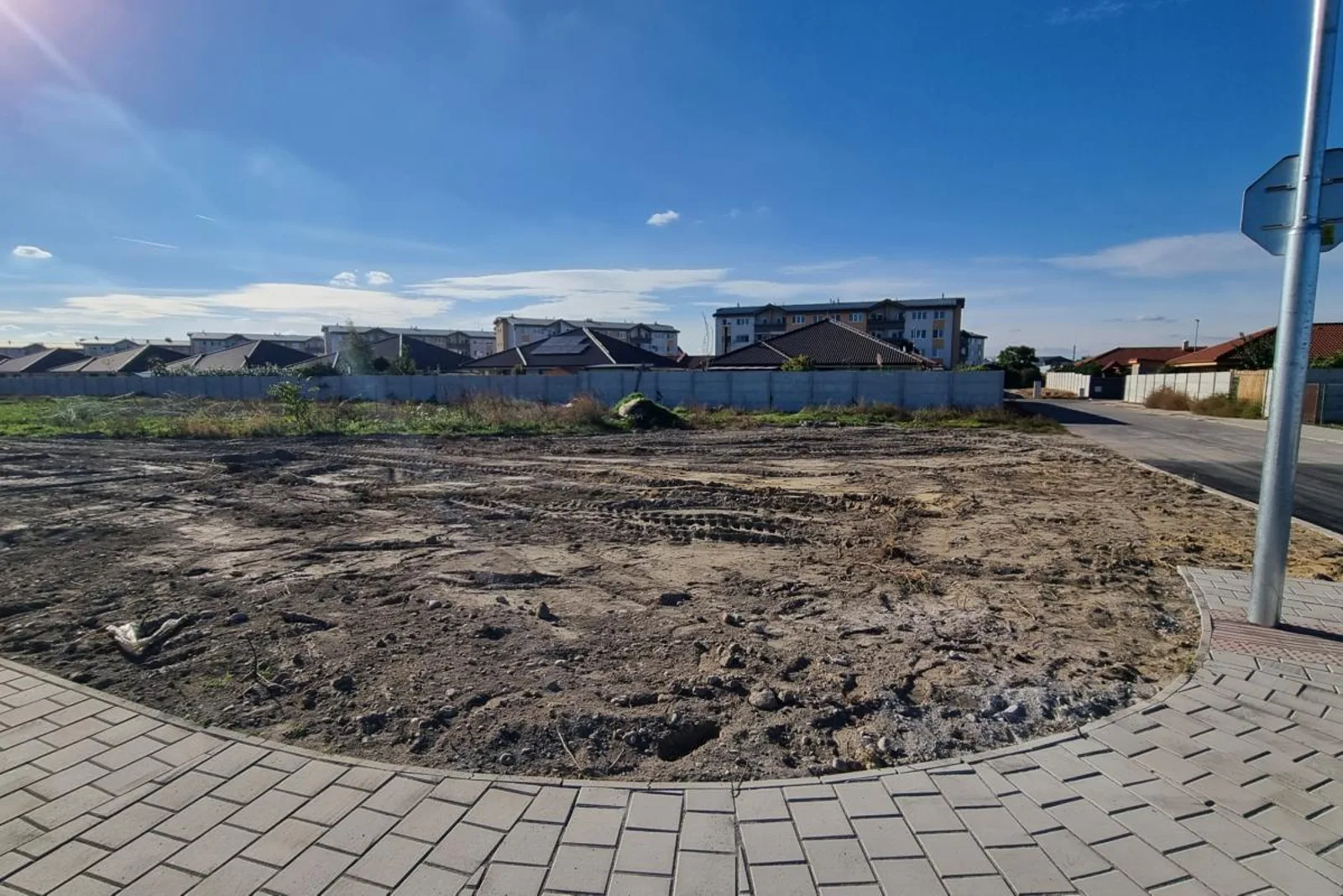Rožný voľný stavebný pozemok (612m2), skvelá poloha - most pri bratislave
