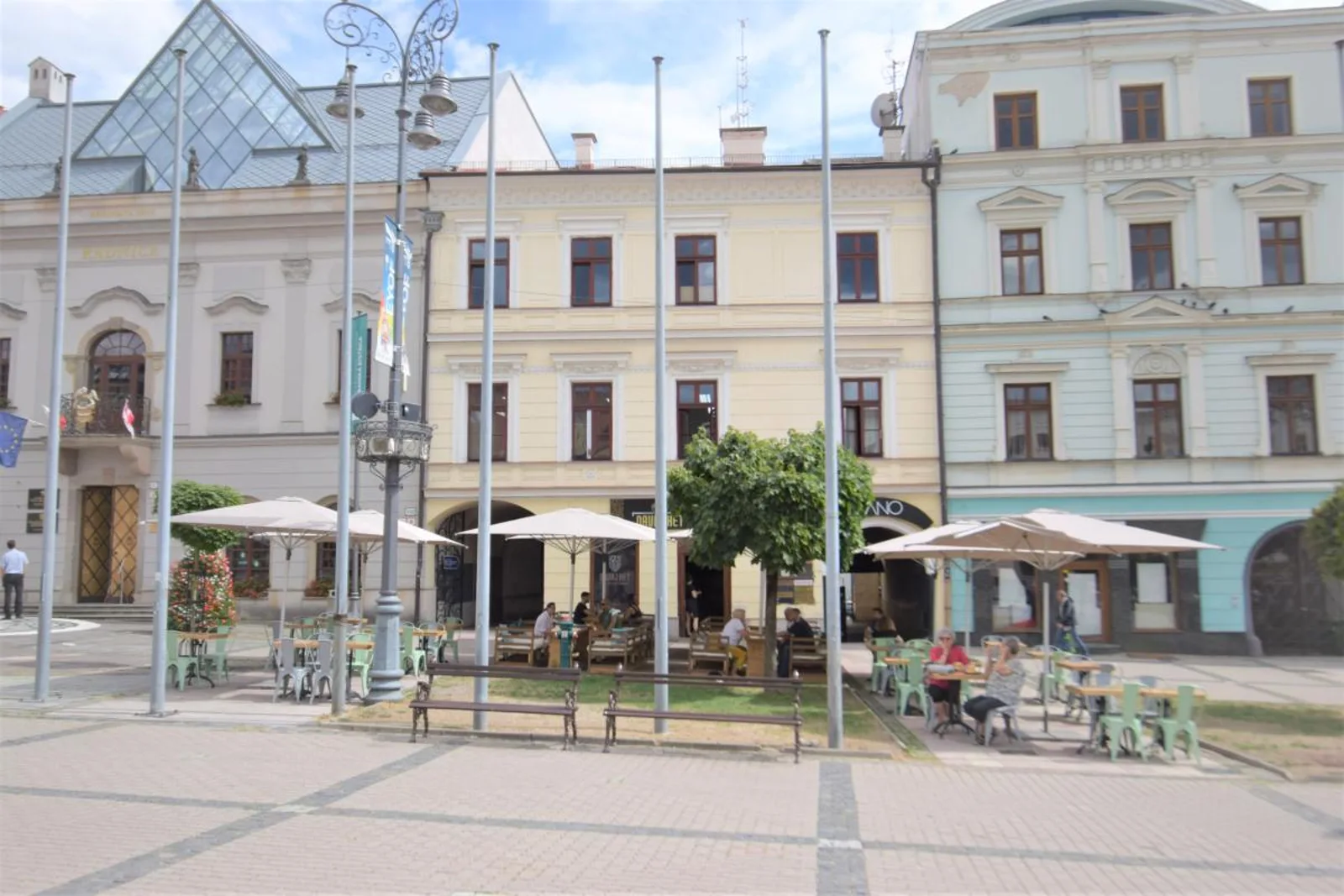 Nádherná historická budova v centre banskej bystrice (1700m2)