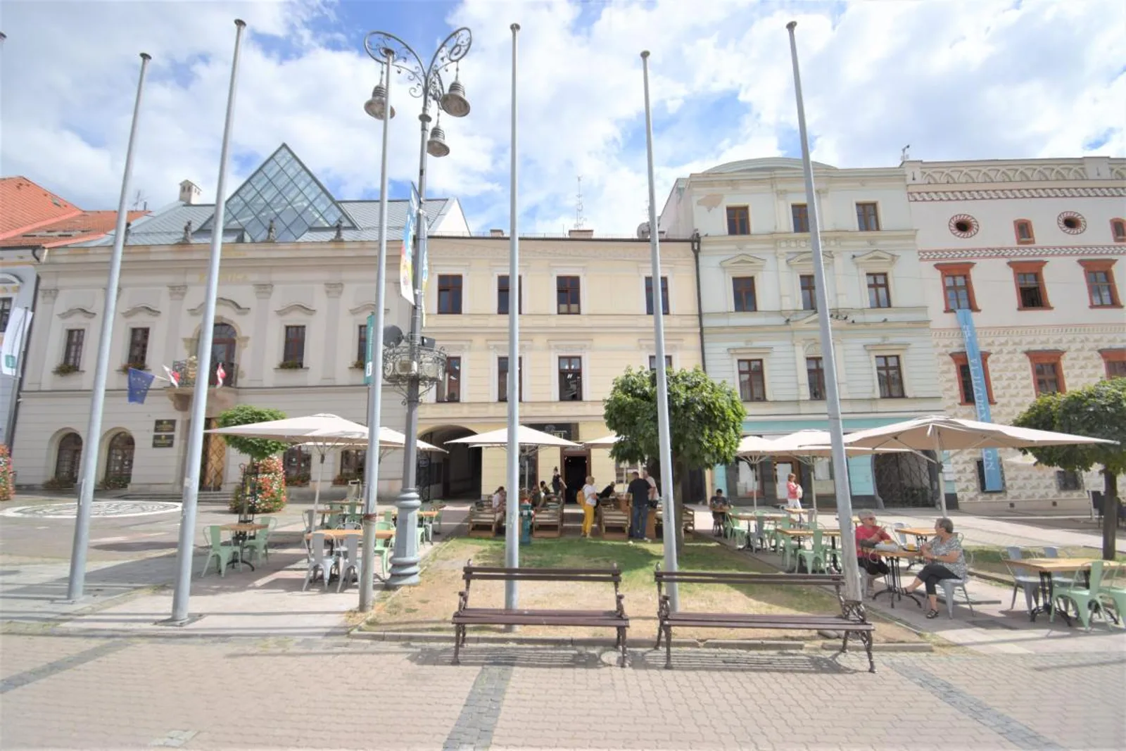 Nádherná historická budova v centre banskej bystrice (1700m2)