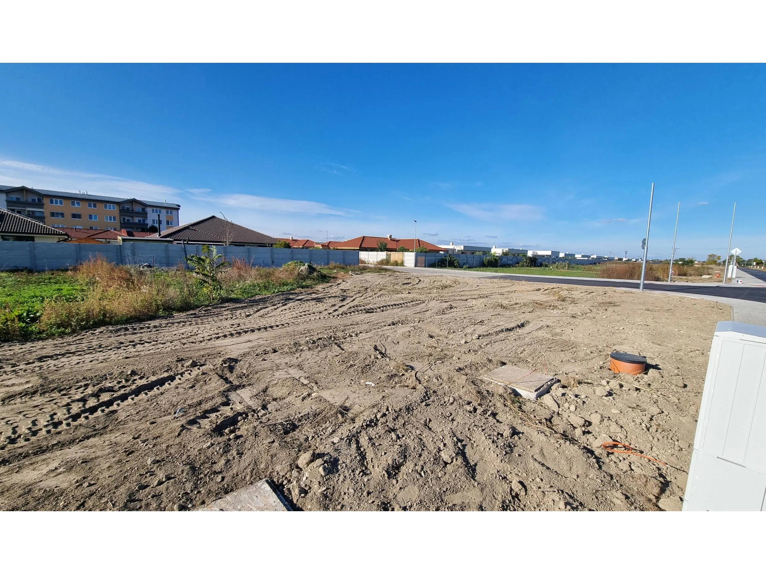Rožný voľný stavebný pozemok (612m2), skvelá poloha - most pri bratislave