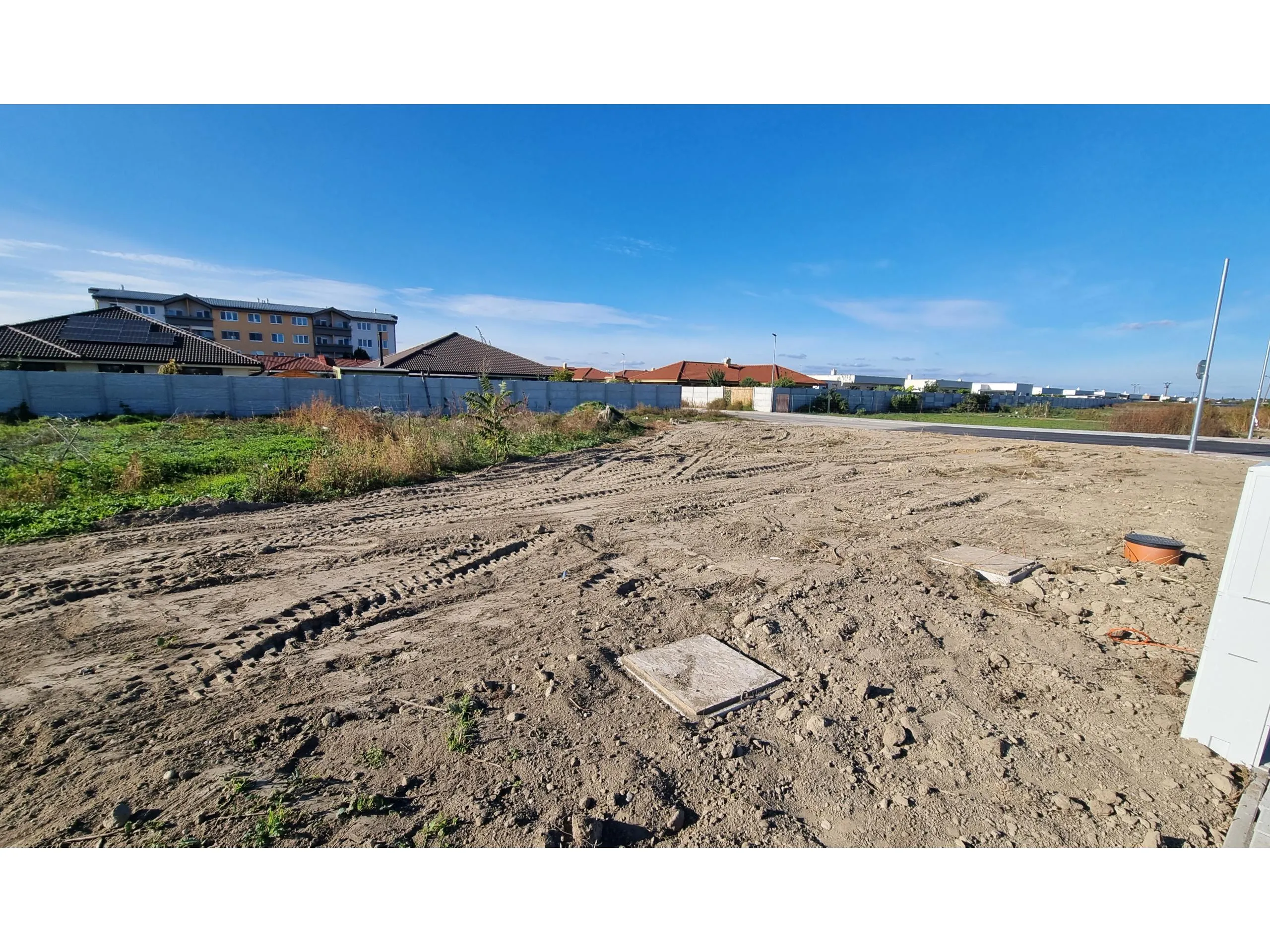 Rožný voľný stavebný pozemok (612m2), skvelá poloha - most pri bratislave